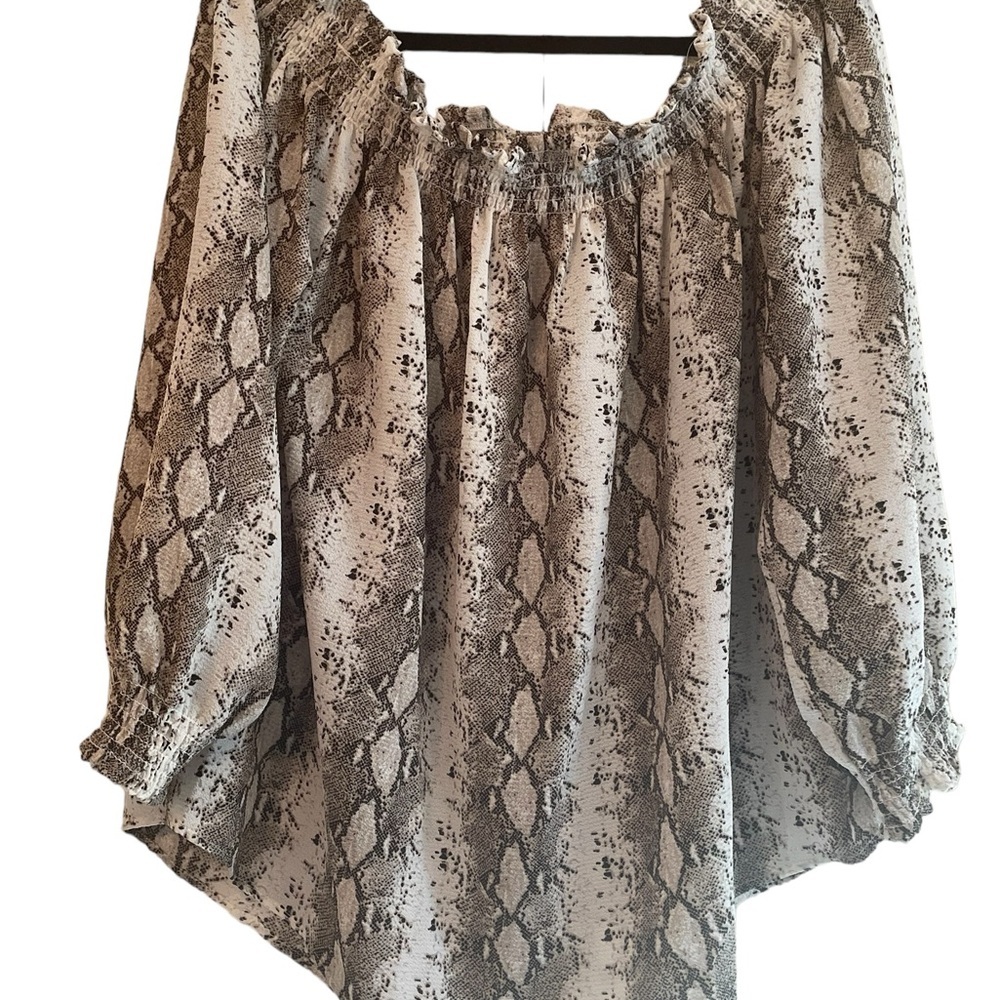 Rue21 woman’s shirring neckline top, size 3X - Picture 4 of 8